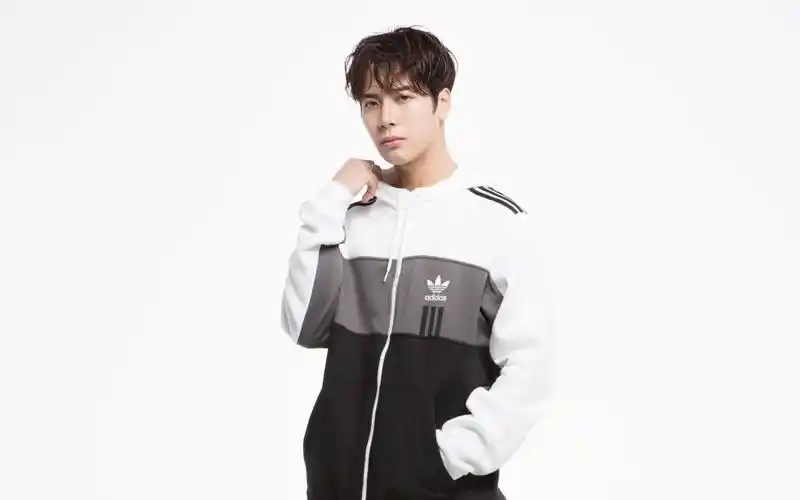 王嘉尔运动风帅气写真图片壁纸