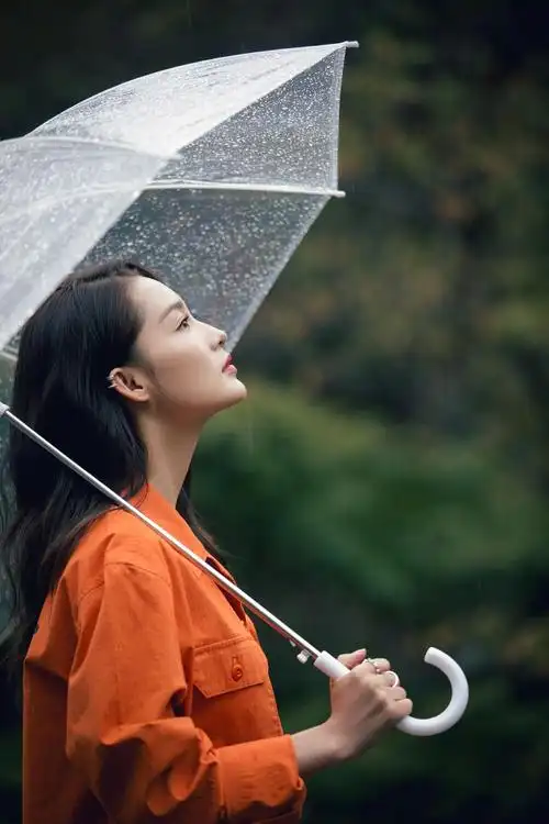 女明星都有一把透明伞