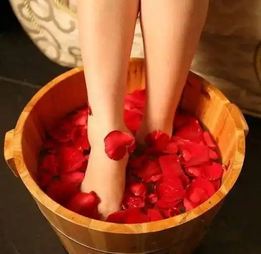 温水泡脚:补肾脏