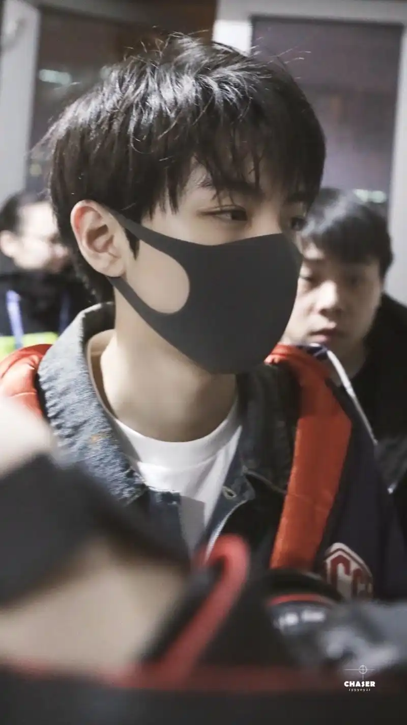 [tfboys][分享]210220 分享戴口罩的王俊凯合集,这是连口罩也挡不住的
