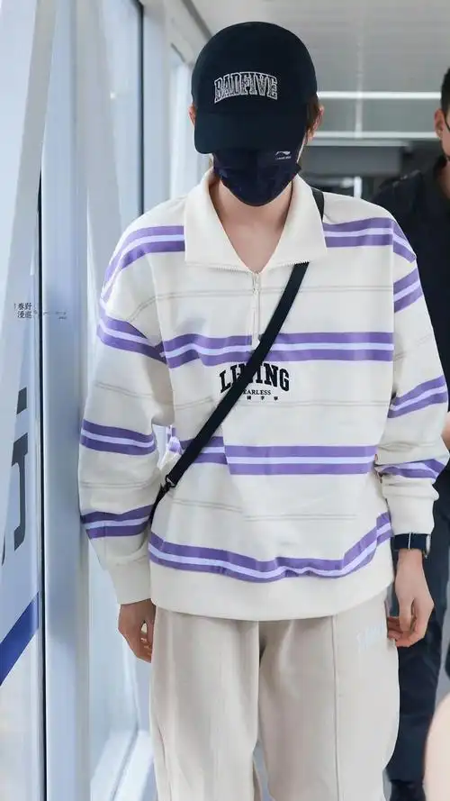 宋亚轩机场饭拍图 今日份清爽男大……|宋亚轩_新浪新闻