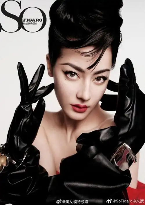 迪丽热巴摩登复古造型时尚大气 眼神魅惑长腿纤细气场强