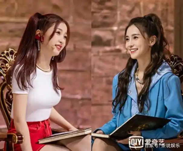 虞书欣baby穿"学生裙",看清两人坐姿,未婚女孩果然不一样