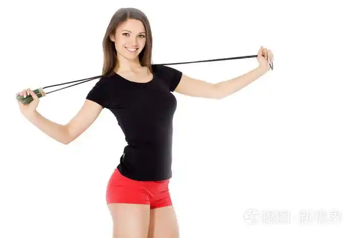 女孩用一根跳绳的绳子