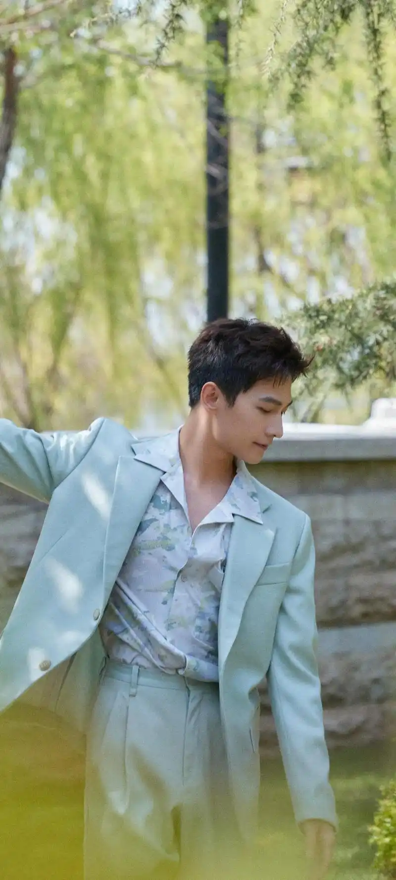 杨洋壁纸热映,魅力四溢,市场趋势分析 近期,杨洋的专属壁纸在娱乐市场