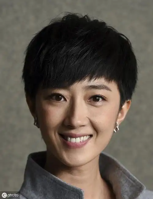 短发好"英气"的桂纶镁,图3"捂嘴笑"女人味十足