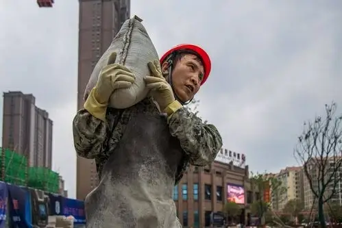 男子力扛水泥千袋累瘫在地攒钱做什么?