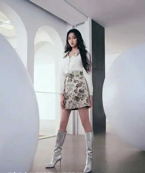 关晓彤穿短裙配长筒靴清冷又俏皮
