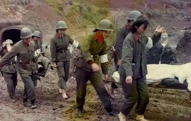 为了给前线战士提供更及时的救治,经领导批准,赵慧和另外9名女兵组成