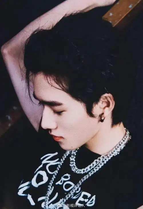 帅哥就是要多露额头,来看看露额头的宋亚轩 天庭饱满……__财经头条