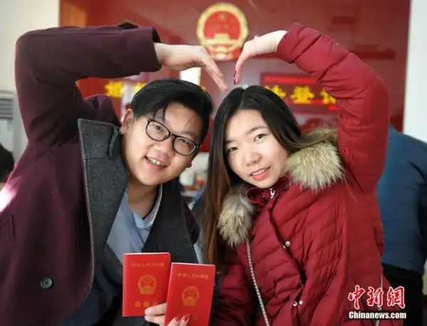位于河北石家庄一民政局婚姻登记处,不少单身男女在这一天扎堆领结婚