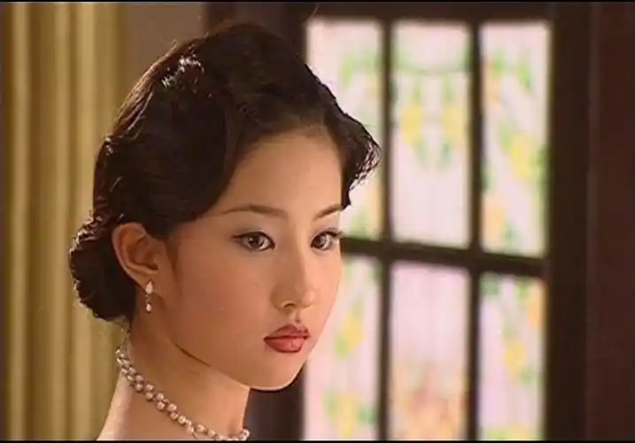 白秀珠这个盘起来的卷发就是不好看.