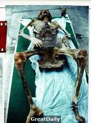 被冰雪掩埋600年的怀孕女古尸,居然产下了一个活婴儿!