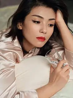 睡衣潋滟红唇女人味足 : 近日,刘涛一组写真释出,失眠妆容眼如点漆