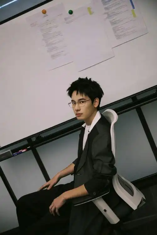 胡先煦睡觉也别摘眼镜