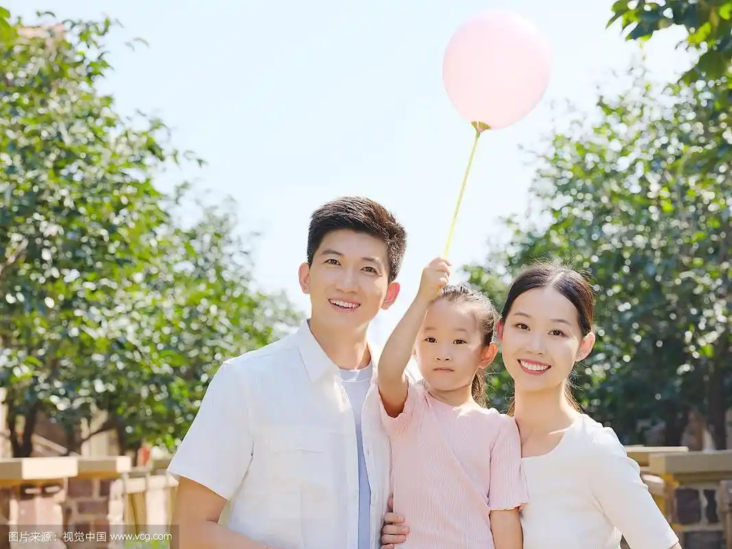 快乐的三口之家在户外合影