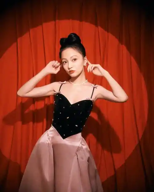 张韶涵穿拼色礼服细腰灵动俏皮盘发尽显可爱甜美