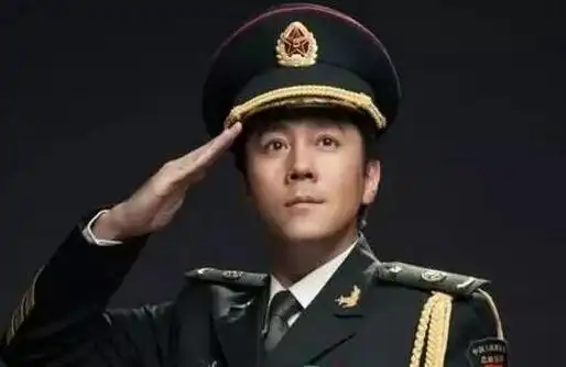 其实蔡国庆年轻的时候也是非常帅气的,一身军装飒爽超级迷人.