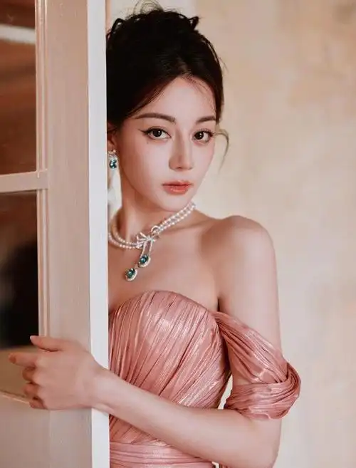 品牌方发了迪丽热巴的美照,认领热巴全球首穿高定!__财经头条