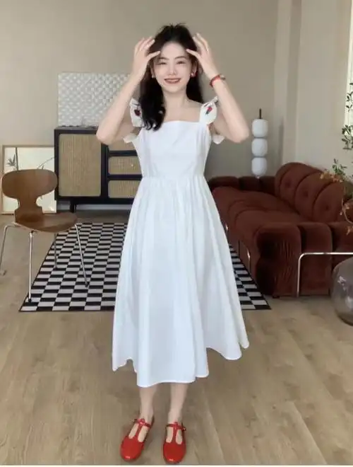 白裙子是什么意思,白裙子的意思(女人夏天穿小白裙搭配什么上衣和鞋子