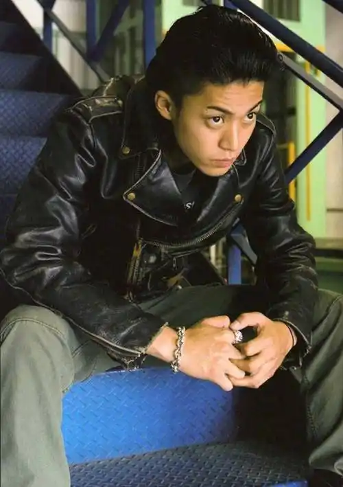 小栗旬13年前《热血高校》造型,痞帅背头,述说不凡残酷青春岁月_搞笑