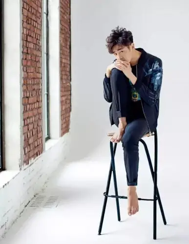 芭莎男士专访『名士堂|张若昀:演员有张危险的脸』o名士堂|张若昀