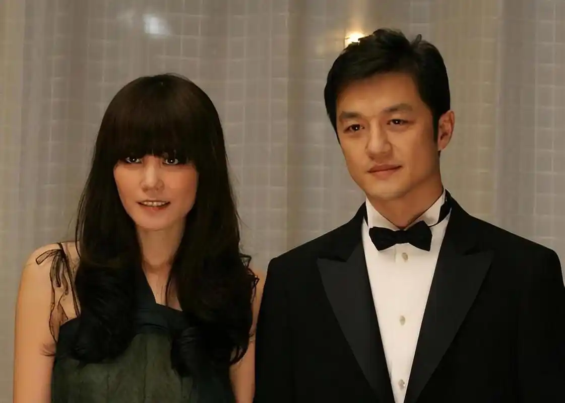 近日,香港媒体曝出一则令人震惊的消息:谢霆锋与王菲已经正式分手.