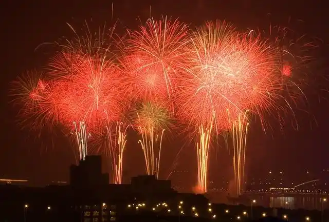 "银波,银闪"——火花,发出火花的星星,好像光芒闪耀,火花不仅有银白色