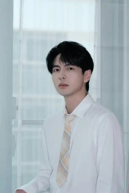 蒲熠星12年在网老用户#@蒲熠星今日晒出自己大学时期的照片,妥妥的男