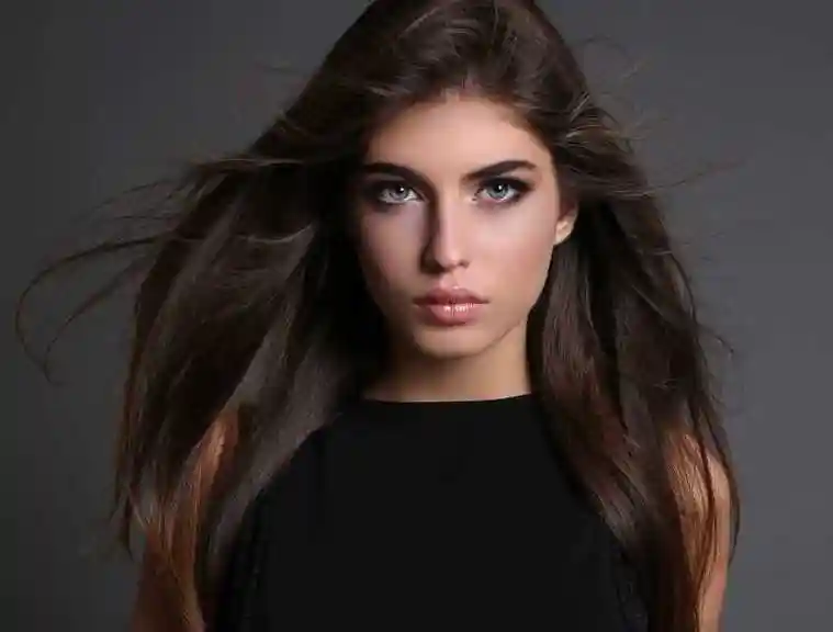 一头秀发的美女