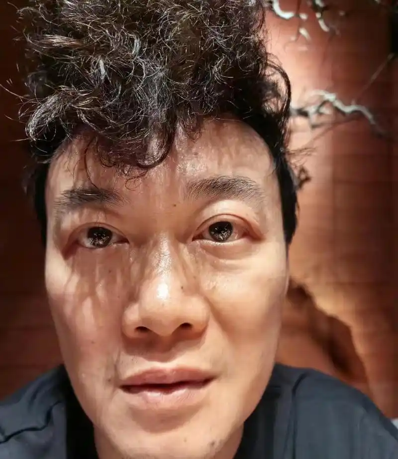 笑麻了!陈奕迅深夜晒搞怪图诠释饿与饱,网友直呼求断更