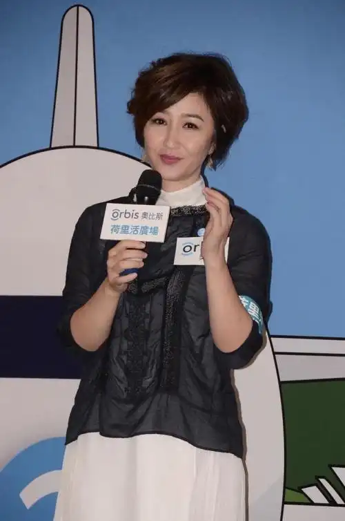 55岁关咏荷一点不显老!白色连衣裙叠穿黑上衣简约随性,优雅大气