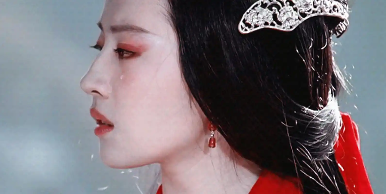 刘亦菲第一张出圈封神的一滴泪应该都看过,很喜欢刘亦菲这几张内敛的