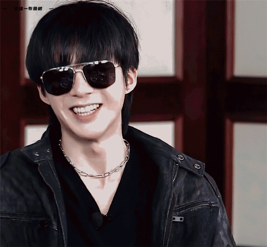 刘宇宁直播造型梦回黑眼镜