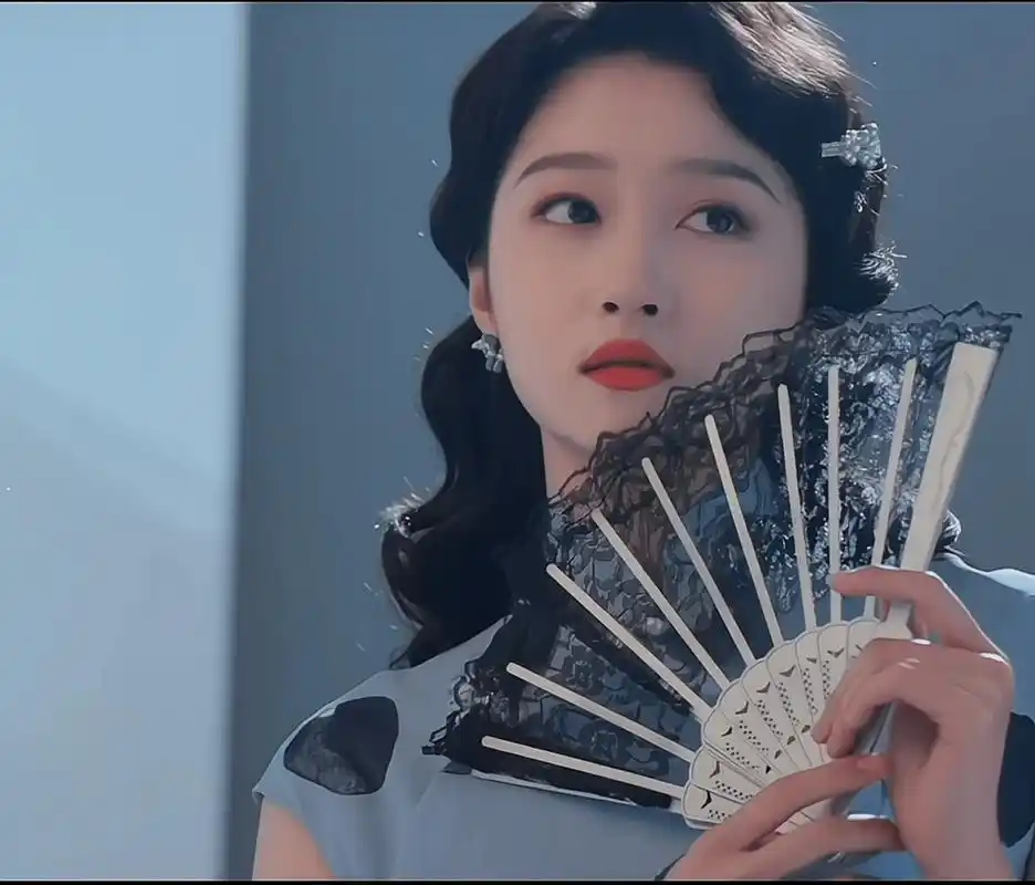 背景民国时期,妆造还是很好的,很突出关晓彤的颜值身材优势,你觉得剧