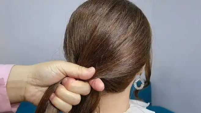 妈妈们日常盘头发这样扎更好看呀,贵气还显年轻