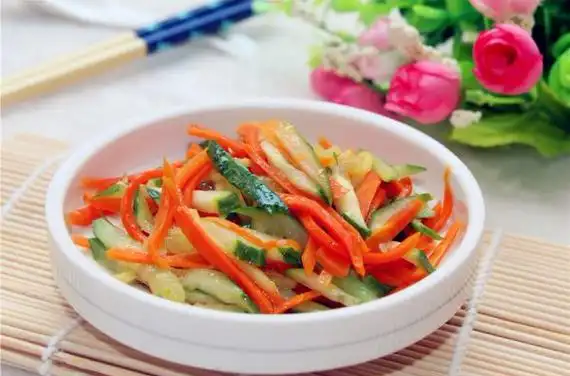 p>黄瓜炒胡萝卜是由 a target="_blank" href="/item/胡萝卜/351711"