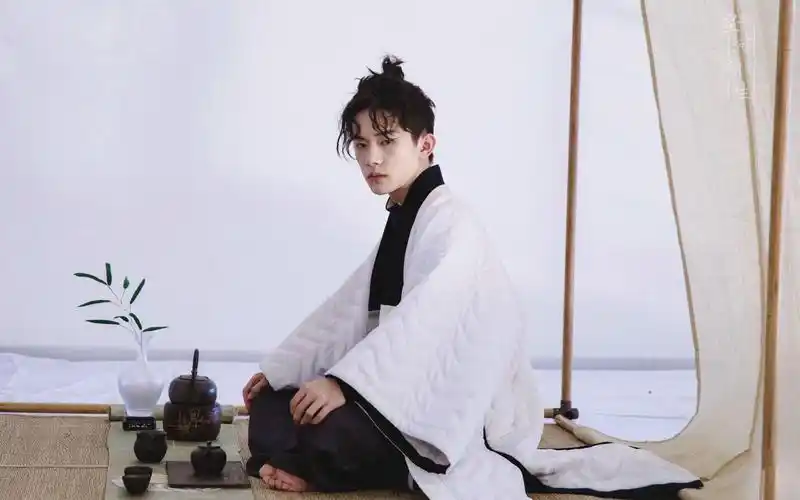 时尚芭莎大电影——看易烊千玺如何古风与时尚结合鸭