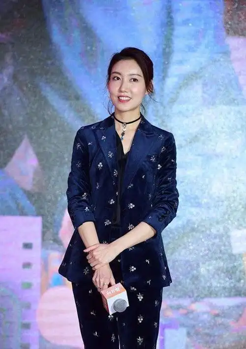 足以媲美女神;她的肌肤经过岁月的雕琢与呵护,依然光泽饱满,紧致无痕