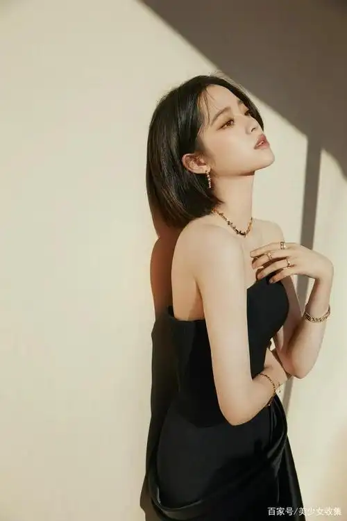 欧阳娜娜,黑色抹胸短裙,温柔妩媚