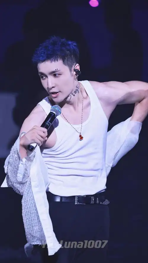 张艺兴蓝色碎盖短发##张艺兴2024世界巡演西安站