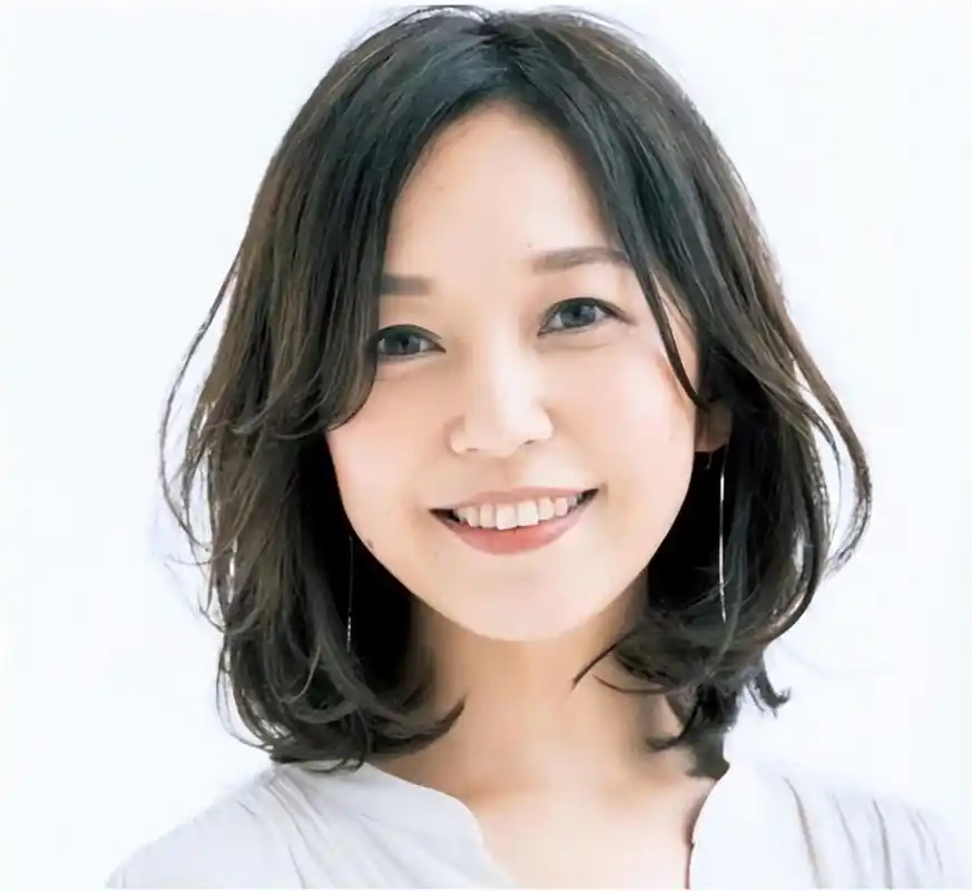 放弃你的"大妈卷"吧,女人40岁后更适合这5款发型,减龄有气质插图1