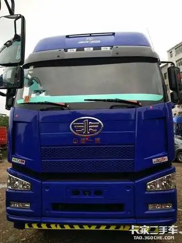 2年蓝色解放j6前四后八厢式载货车20万