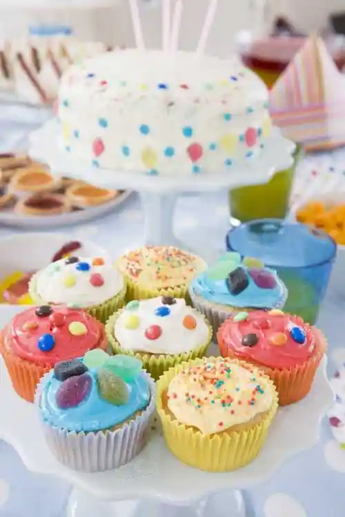 生日宴会上的纸杯蛋糕