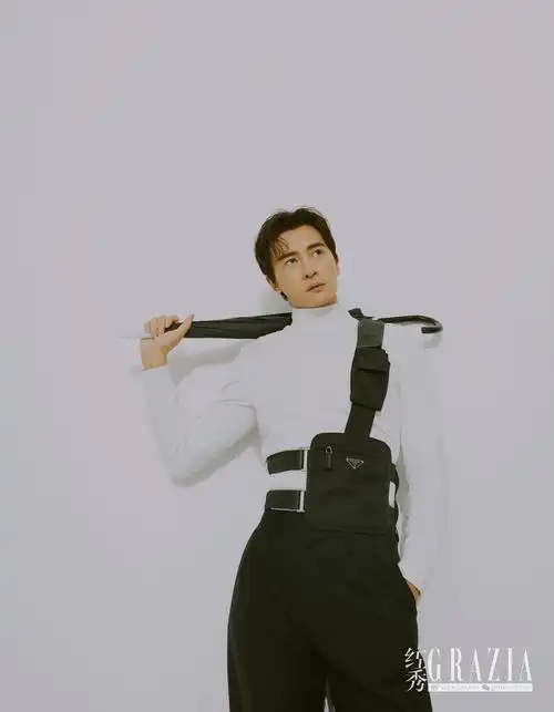 郑元畅封面大片释出青春逆流不设限