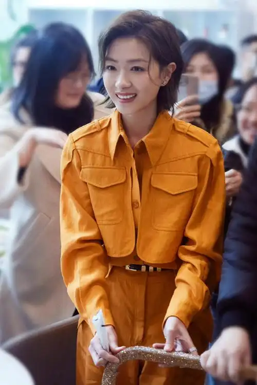 万茜穿湖南省省服##万茜 湖南省省服#@万茜晒对镜自拍照并配文:湖南