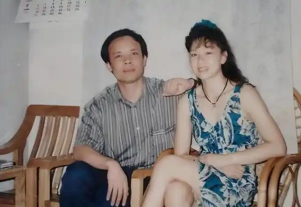 但是陈永妍始终不离不弃地,陪着李宁度过一次又一次艰难的时光.