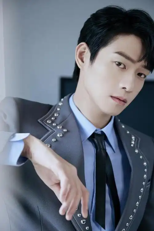 魏大勋超帅西装照,气质男神格外有型