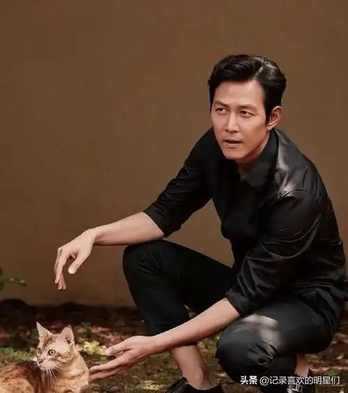 一起来看看韩国这两位帅气迷人十足的大叔级别男演员吧!