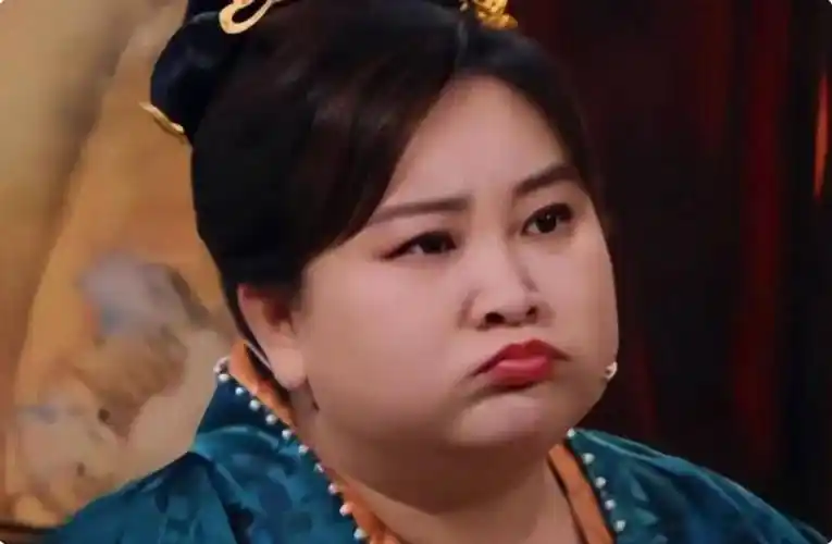 对比贾玲之前的模样就会发现,贾玲胖的时候虽然体态臃肿.